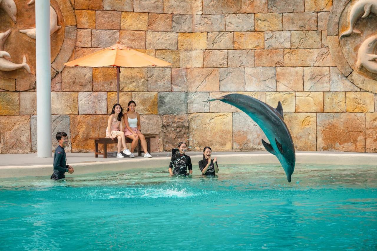 Resorts World Sentosa - Hotel Singapore Eksteriør billede Dolphin show at Ocean Park
