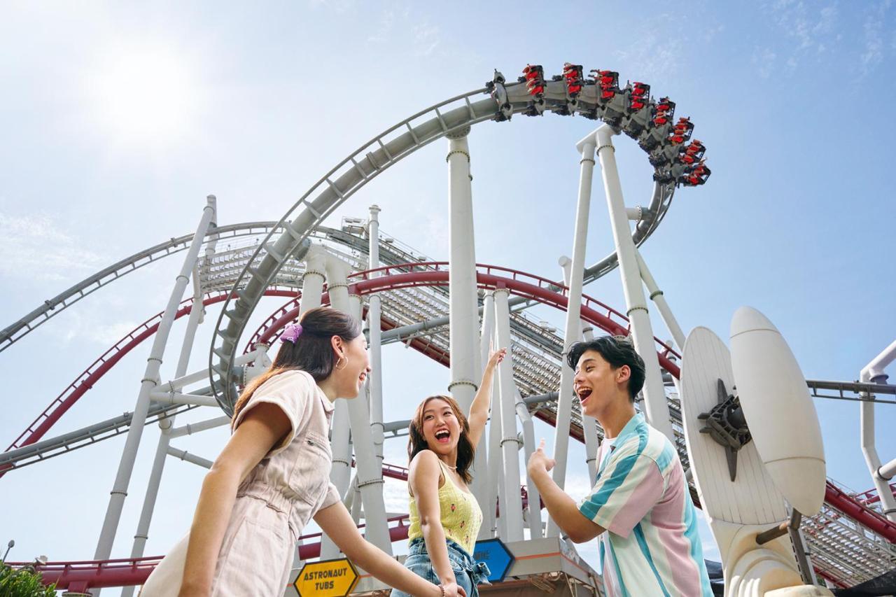 Resorts World Sentosa - Hotel Singapore Eksteriør billede Visitors at the Dragon roller coaster