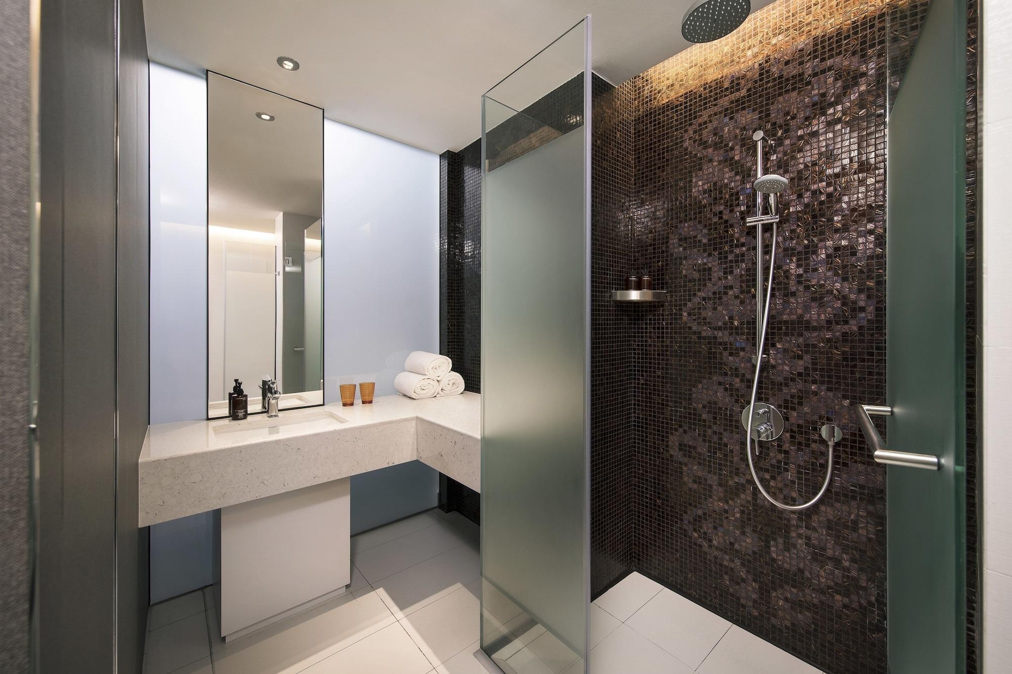 Resorts World Sentosa - Hotel Singapore Eksteriør billede A shower with a sliding door
