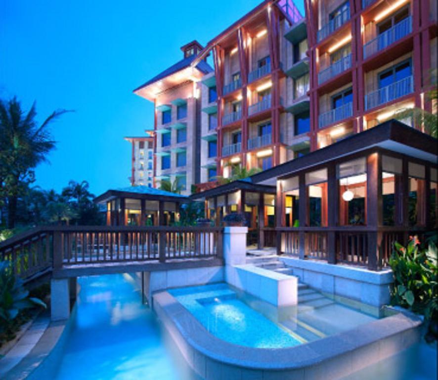 Resorts World Sentosa - Hotel Singapore Eksteriør billede The hotel at night